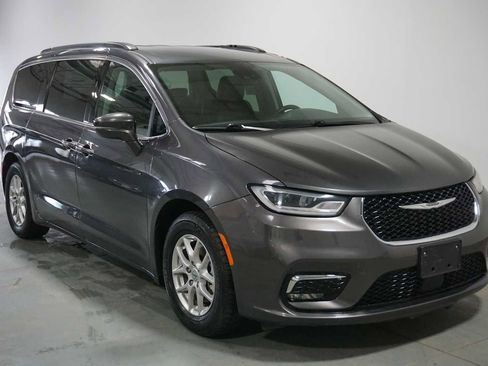 Used 2022 Chrysler Pacifica Touring-L image 7