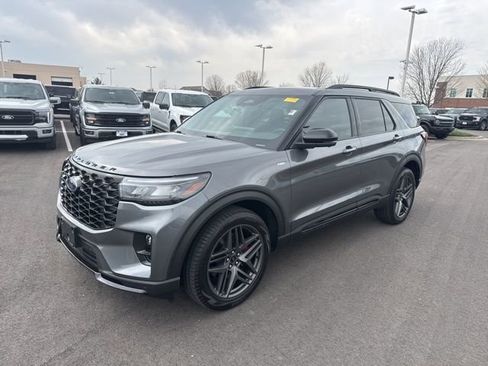 Used 2025 Ford Explorer ST-Line w/ Premium Package image 3