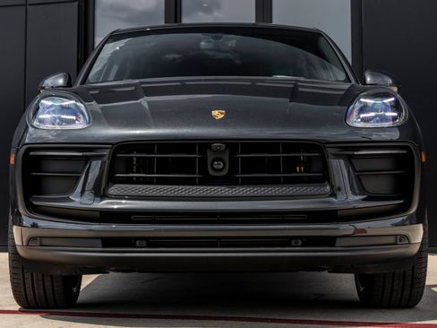 Certified 2026 Porsche Macan AWD/4WD image 8