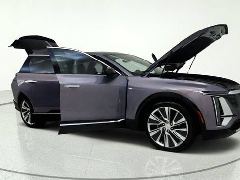 Used 2024 Cadillac Lyriq Luxury AWD/4WD image 9