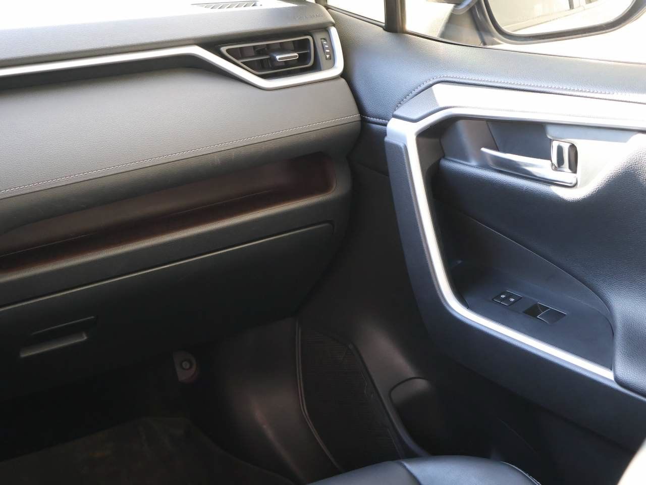Used 2020 Toyota RAV4 Limited AWD/4WD image 18