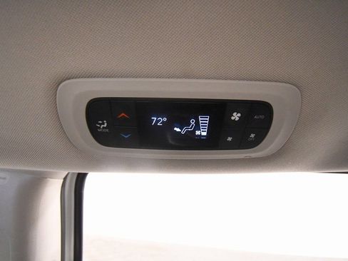 Used 2024 Chrysler Pacifica Select image 16