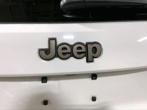 Used 2016 Jeep Grand Cherokee Laredo 75th Anniversary image 30