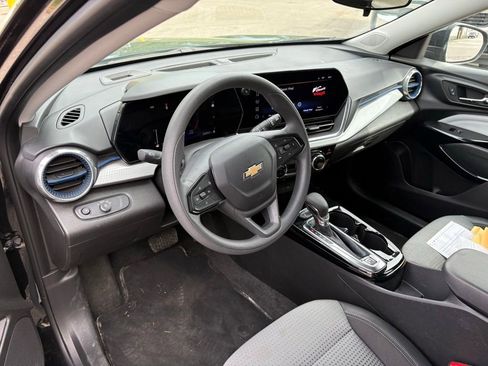 Used 2025 Chevrolet Trax LT FWD image 7