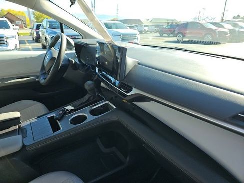 Used 2025 Toyota Sienna LE image 22