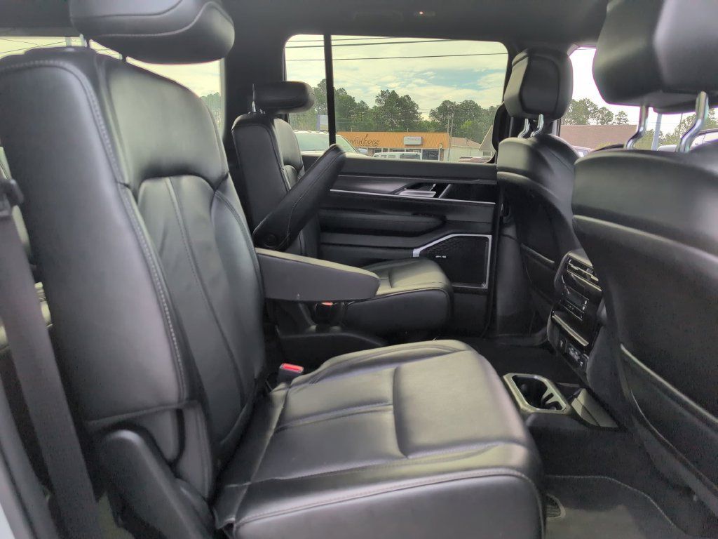 Used 2024 Jeep Wagoneer Series III AWD/4WD image 31