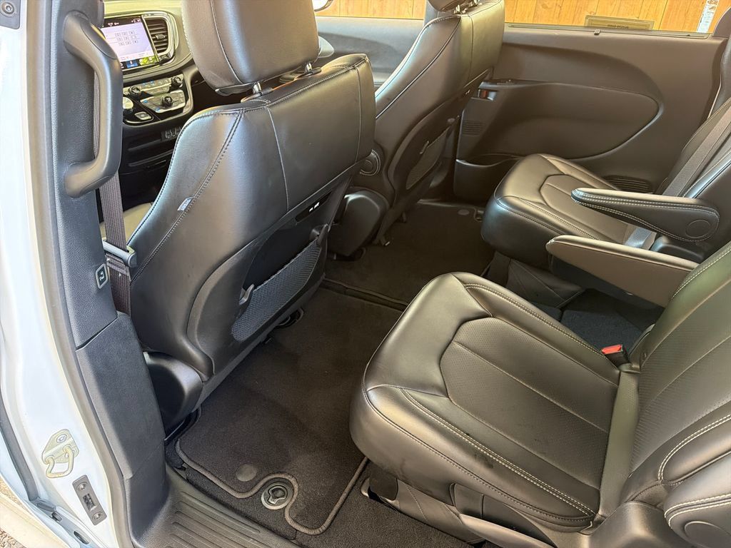 Used 2024 Chrysler Pacifica Touring-L w/ S Appearance Package FWD image 30