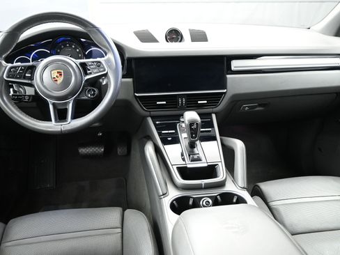 Certified 2022 Porsche Cayenne Platinum Edition image 8
