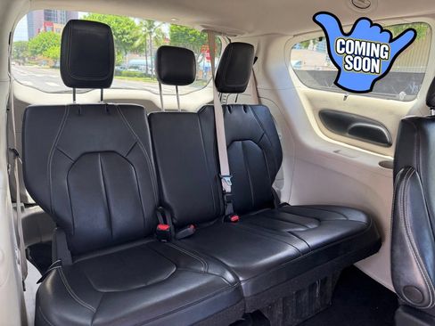 Used 2022 Chrysler Pacifica Touring-L FWD image 12