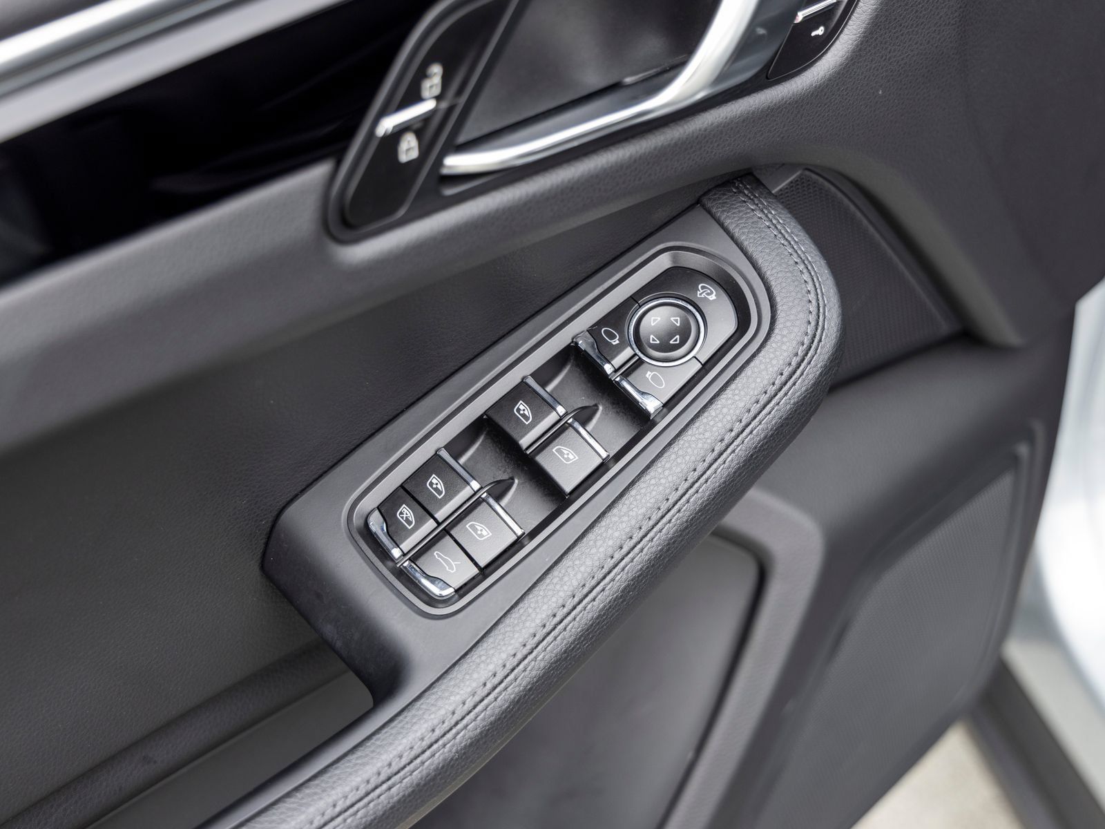 Used 2026 Porsche Macan AWD/4WD image 26