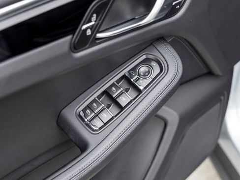 Certified 2026 Porsche Macan AWD/4WD image 26