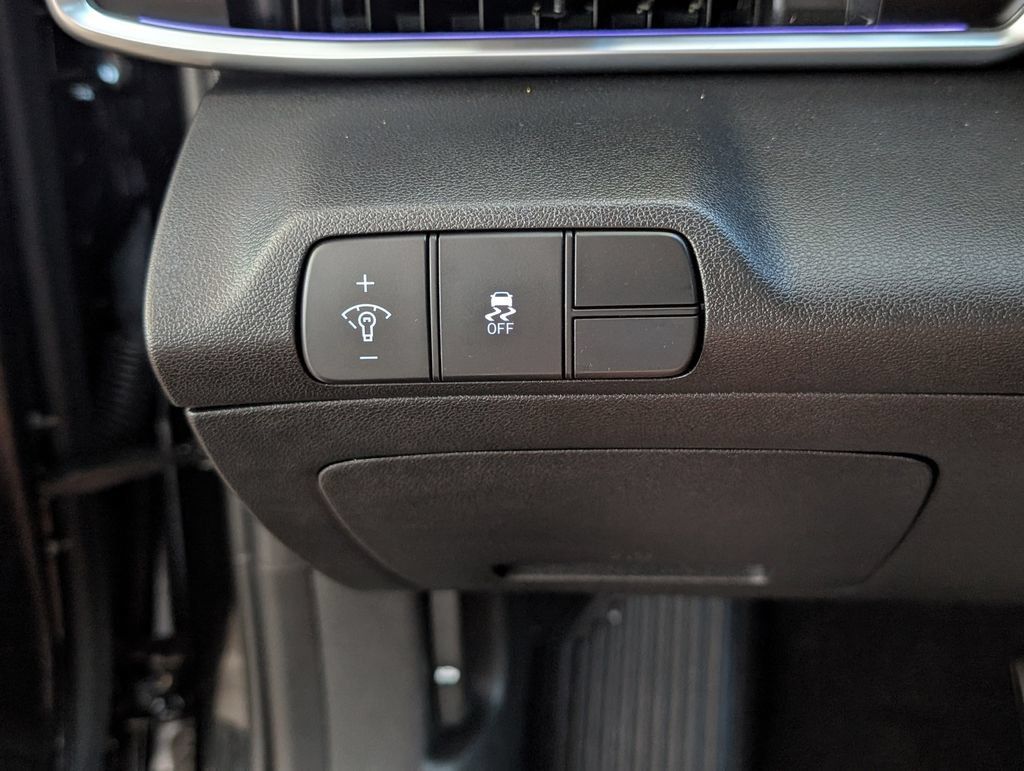 Used 2025 Hyundai Elantra SEL FWD image 14