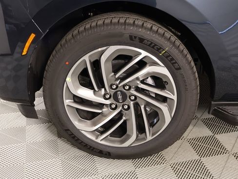 New 2026 Lincoln Navigator Premiere AWD/4WD image 17