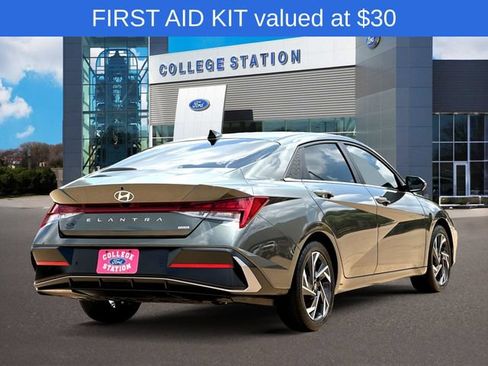 Used 2024 Hyundai Elantra Limited FWD image 5