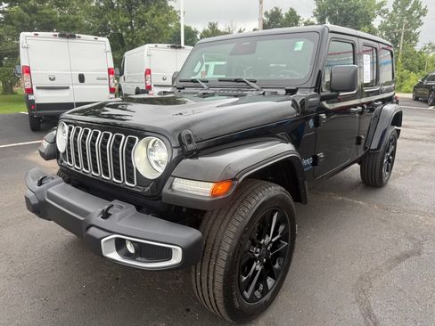 Used 2025 Jeep Wrangler Unlimited Sahara w/ Safety Group AWD/4WD image 8