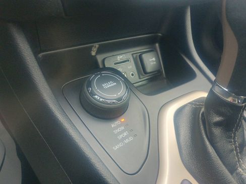 Used 2016 Jeep Cherokee Limited image 25