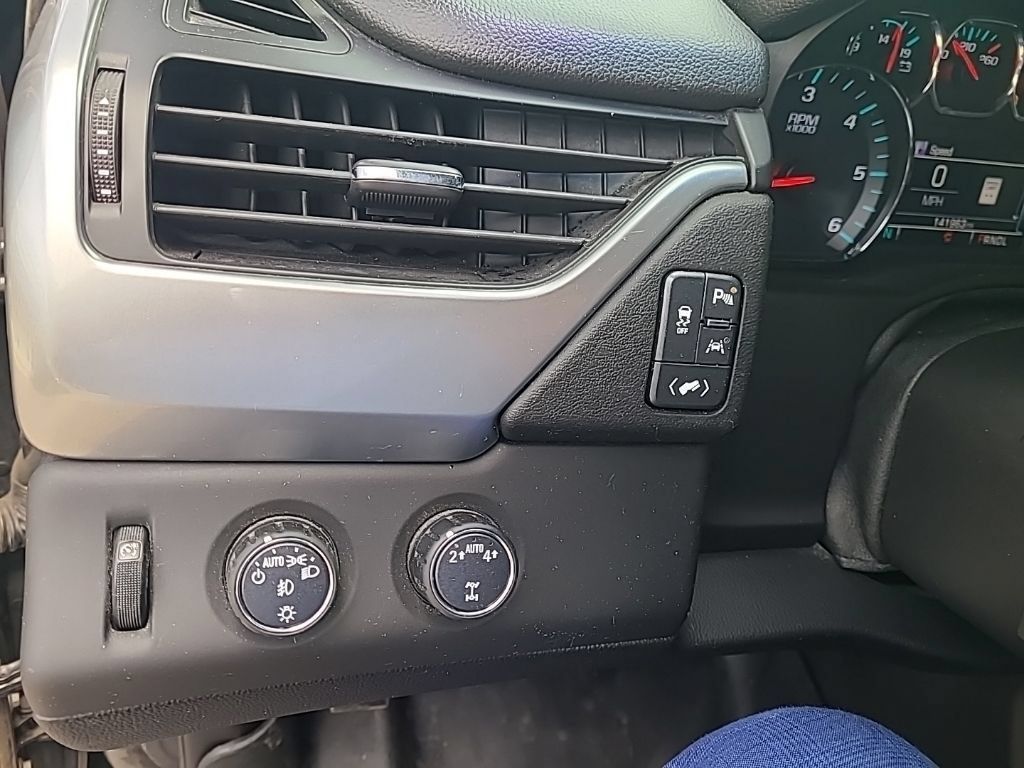 Used 2018 Chevrolet Suburban Premier AWD/4WD image 14