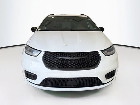 Used 2025 Chrysler Pacifica Limited FWD image 2