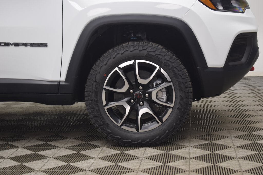 New 2026 Jeep Compass Trailhawk w/ Sun, Sound & Navigation Group AWD/4WD image 6