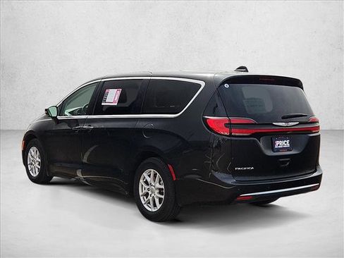 Used 2024 Chrysler Pacifica Touring-L image 8