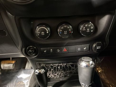 Used 2018 Jeep Wrangler Unlimited Sahara AWD/4WD image 20