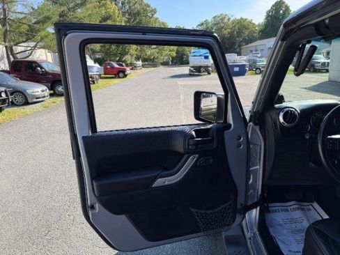 Used 2013 Jeep Wrangler Unlimited Sahara w/ Connectivity Group AWD/4WD image 18