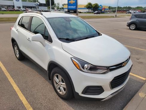 Used 2017 Chevrolet Trax LT w/ LT Convenience Package AWD/4WD image 3