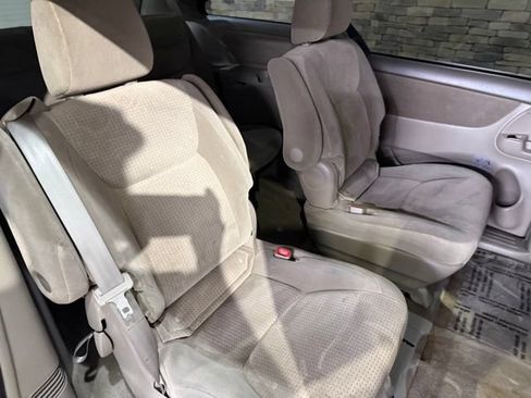 Used 2010 Toyota Sienna LE FWD image 33