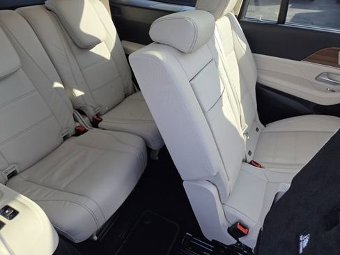 Used 2024 Mercedes-Benz GLS 450 4MATIC image 32