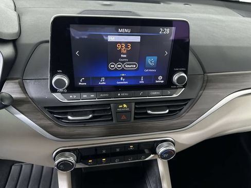 Used 2025 Nissan Altima 2.5 SV FWD image 13