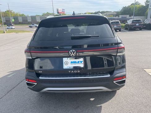 New 2026 Volkswagen Taos SE FWD image 4