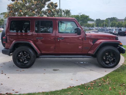 Used 2021 Jeep Wrangler Unlimited Sahara AWD/4WD image 11