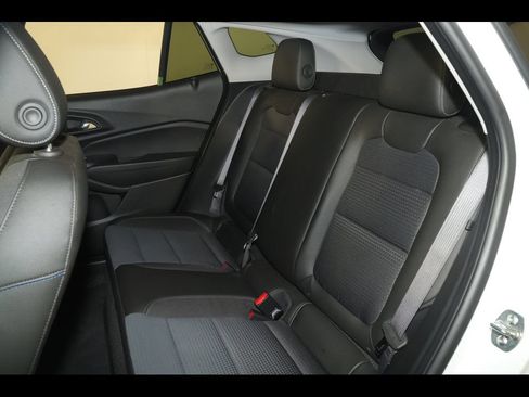 Used 2025 Chevrolet Trax LT w/ LT Convenience Package FWD image 26