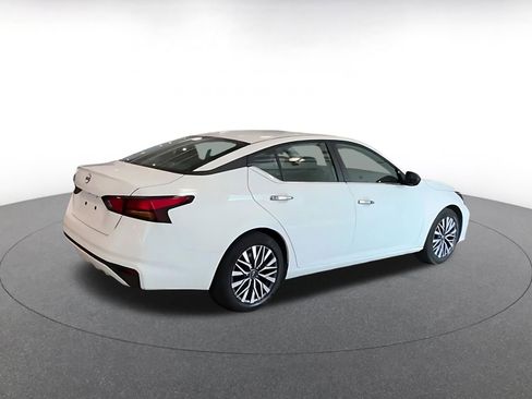 Used 2025 Nissan Altima 2.5 SV FWD image 15