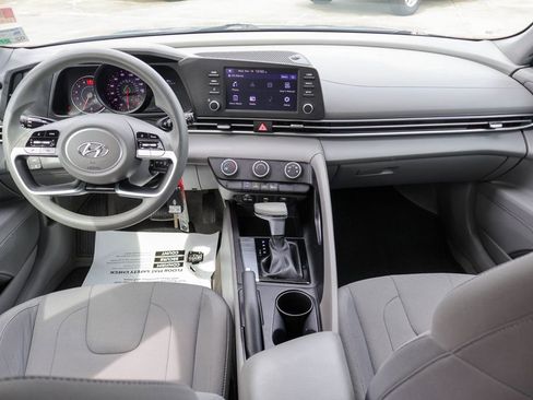 Used 2023 Hyundai Elantra SE image 7