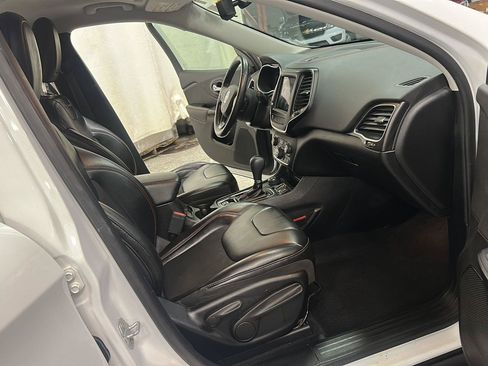 Used 2019 Jeep Cherokee Trailhawk w/ Cold Weather Group AWD/4WD image 30