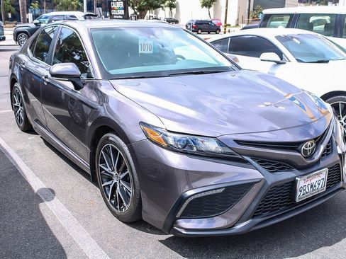 Used 2022 Toyota Camry SE w/ Convenience Package FWD image 3