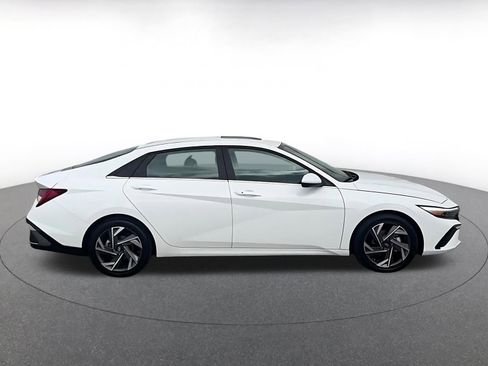 Used 2025 Hyundai Elantra SEL image 16