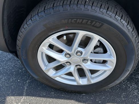 Used 2024 Jeep Grand Cherokee Laredo X w/ Luxury Tech Group I RWD image 9