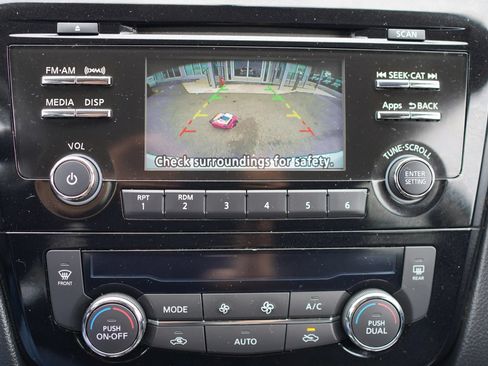 Used 2016 Nissan Rogue SV FWD image 14