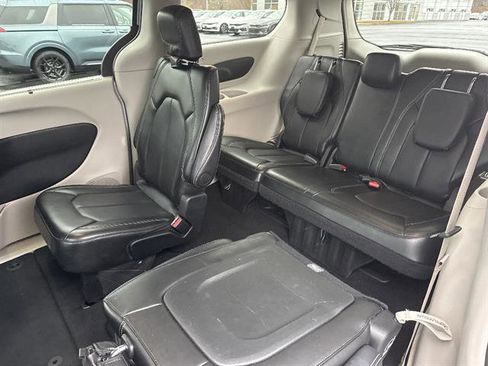 Used 2024 Chrysler Pacifica Touring-L image 20