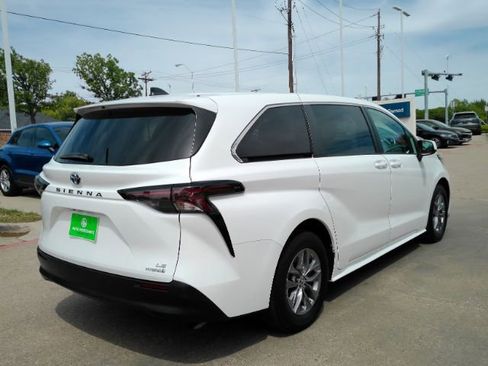 Used 2023 Toyota Sienna LE FWD image 9