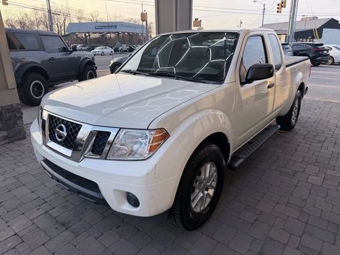 Used 2017 Nissan Frontier SV image 2