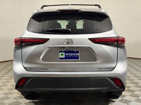 Used 2021 Toyota Highlander XLE AWD/4WD image 5