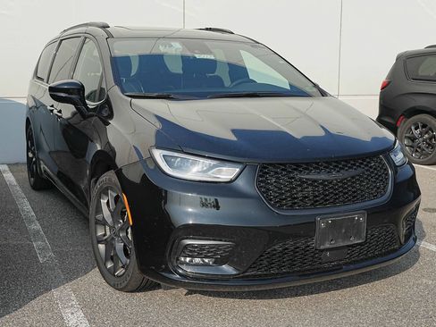 Used 2025 Chrysler Pacifica Limited FWD image 3