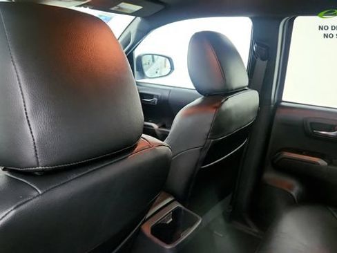 Used 2022 Toyota Tacoma TRD Sport w/ Technology Package AWD/4WD image 37