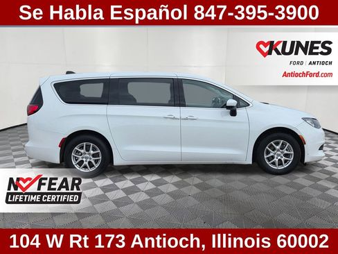 Used 2023 Chrysler Voyager LX image 11