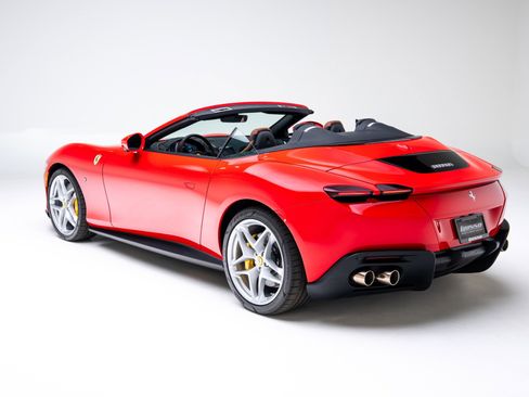 Used 2025 Ferrari Roma Spider image 16
