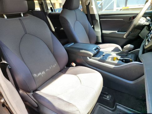 Used 2023 Toyota Highlander L AWD/4WD image 14