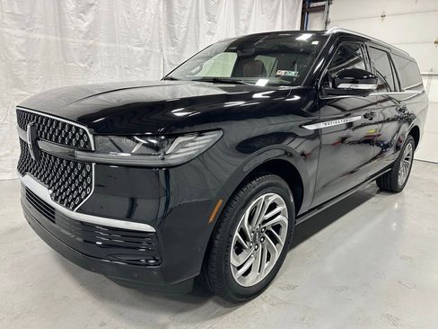 Used 2025 Lincoln Navigator L Reserve image 3